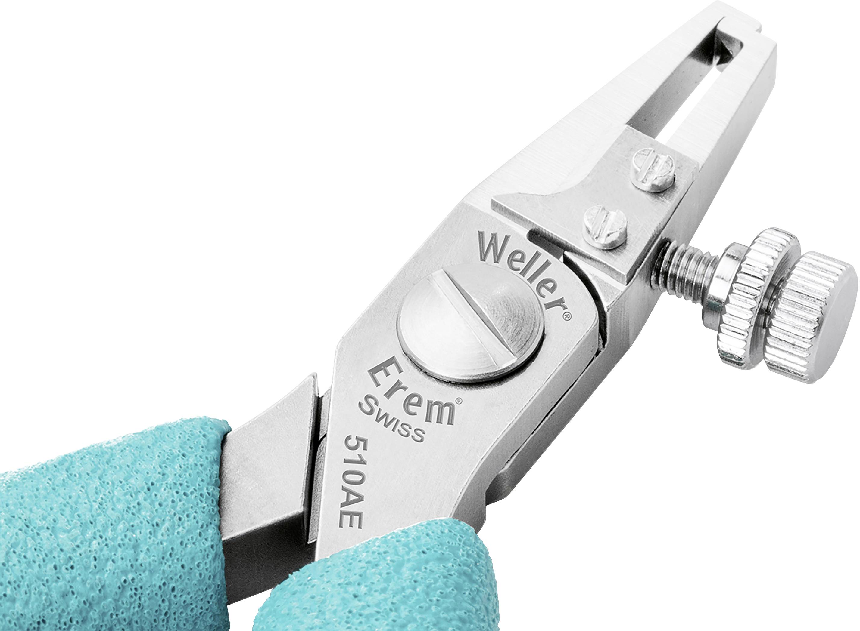 Eine Metallzange mit Aufschrift 'Erem Swiss 510AE' und grünem Gummigriff wird verwendet, um präzise Arbeiten auszuführen.