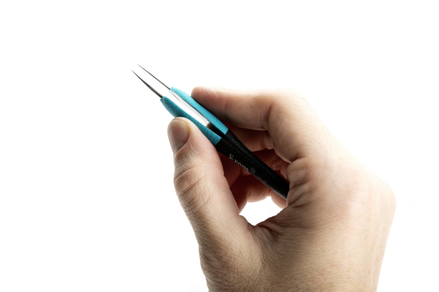 Eine Hand hält eine kleine, blaue Schere gegen einen weißen Hintergrund. Die Schere ist geöffnet und wird leicht zusammengedrückt.