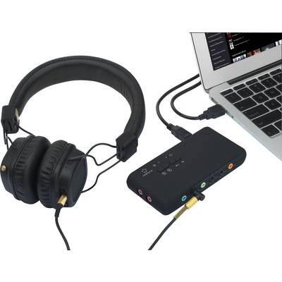 Kopfhörer, verbunden mit einer externen USB-Soundkarte und einem Laptop. Dies zeigt eine Einrichtung für verbessertes Audio-Streaming.