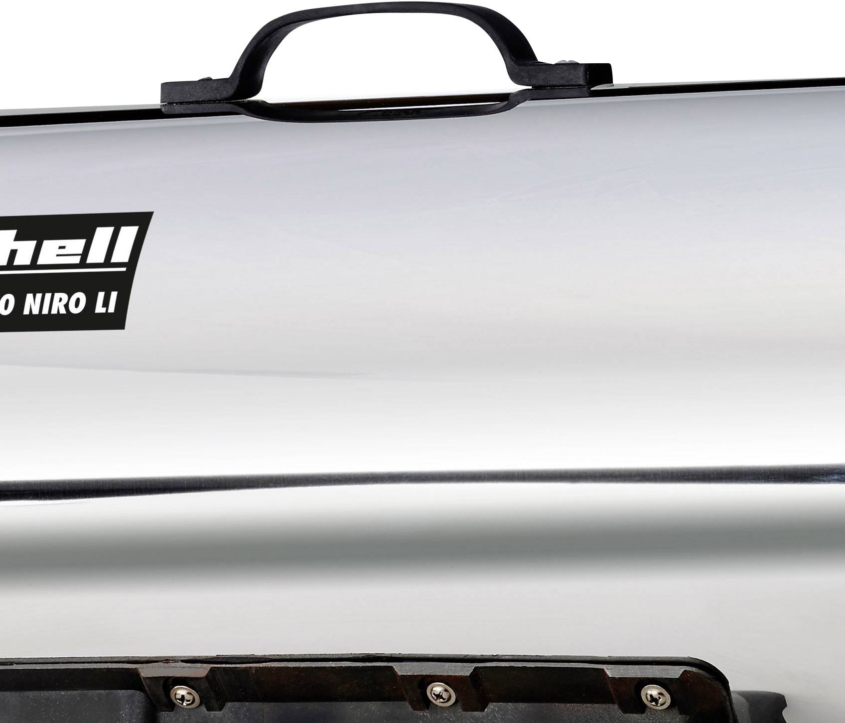 Ein glänzender, silberner Grilldeckel mit einem schwarzen Griff und einem Logo auf der linken Seite.