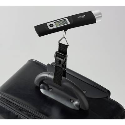 Eine digitale Kofferwaage zeigt das Gewicht von 15,80 kg an, während sie an einem schwarzen Koffergriff befestigt ist.
