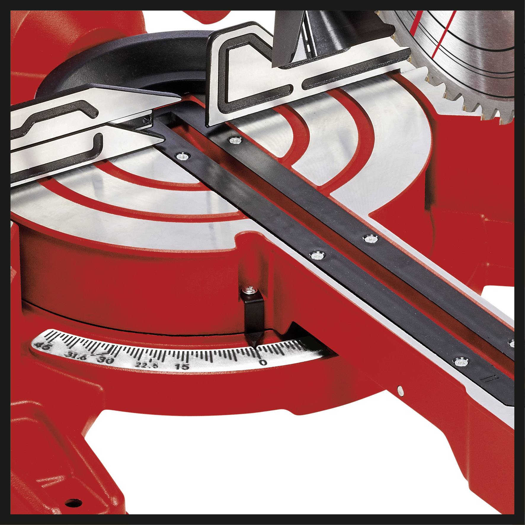 Eine rote Gehrungssäge mit Winkeleinstellung und Skala zeigt ein silbernes Sägeblatt, das für präzise Holzschnitte ausgerichtet ist.