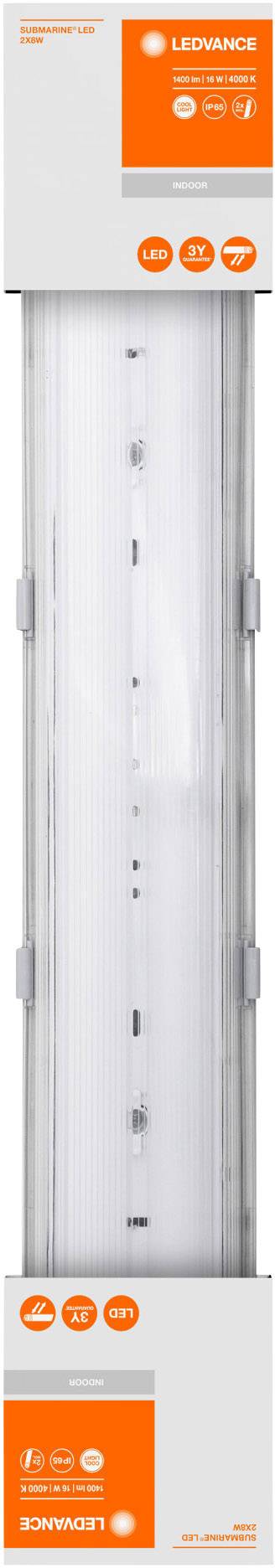 Verpackte LED-Leuchte von LEDVANCE. Länglicher Karton mit orangem und weißem Design, Produktname und Logo. Energiesparsymbole.