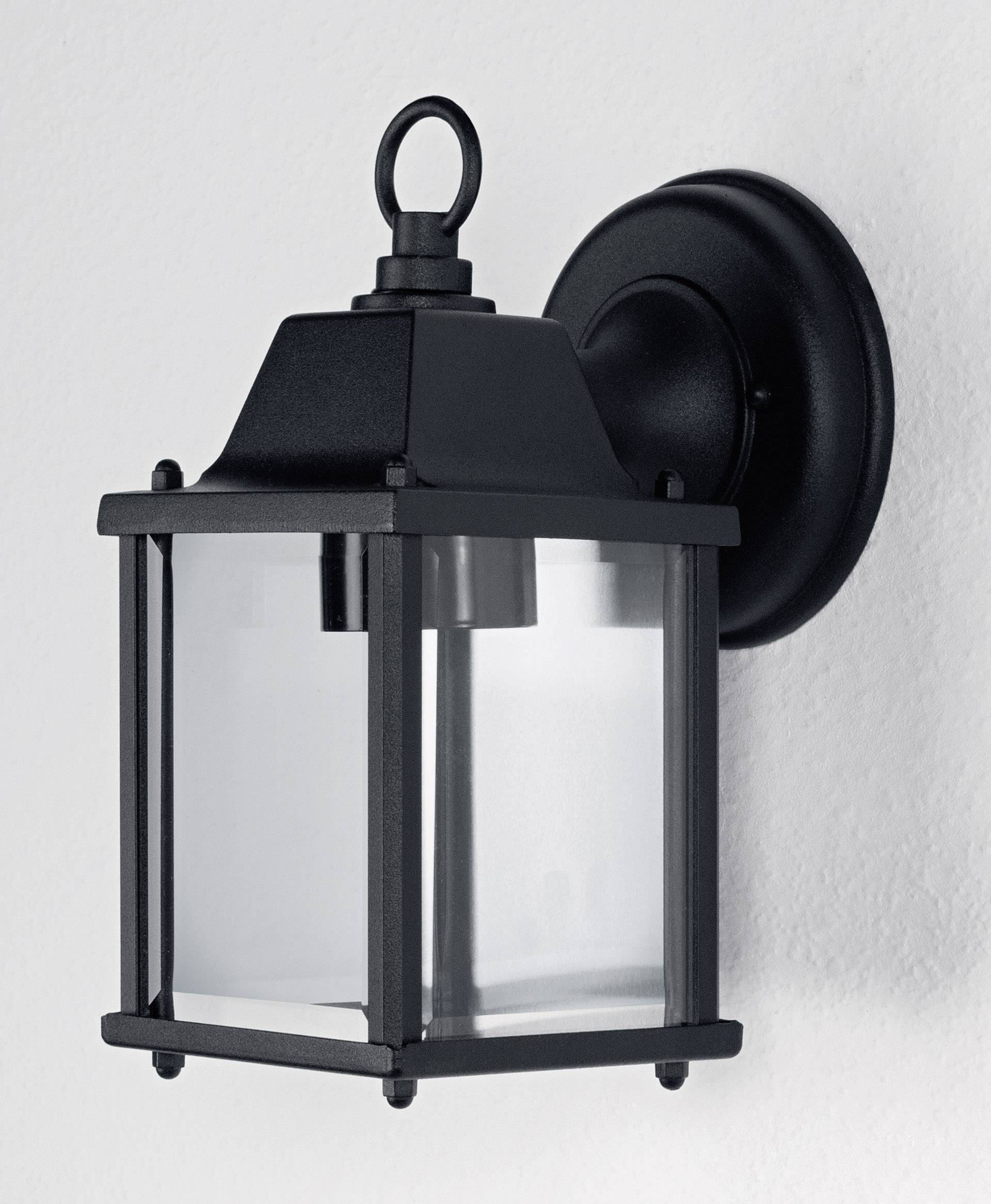 Schwarze Wandleuchte mit klaren Glaspaneelen, befestigt an einer weißen Wand, zeigt einen klassischen, eleganten Stil.
