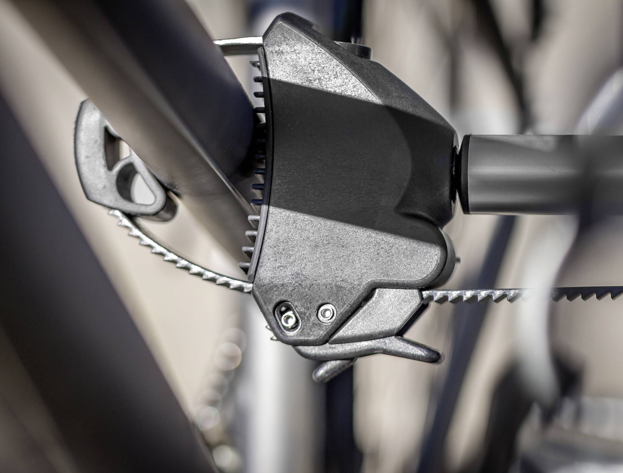 Ein Fahrradrahmen mit einem Kettenschloss, das um den Rahmen und das Hinterrad gespannt ist, um das Fahrrad zu sichern.