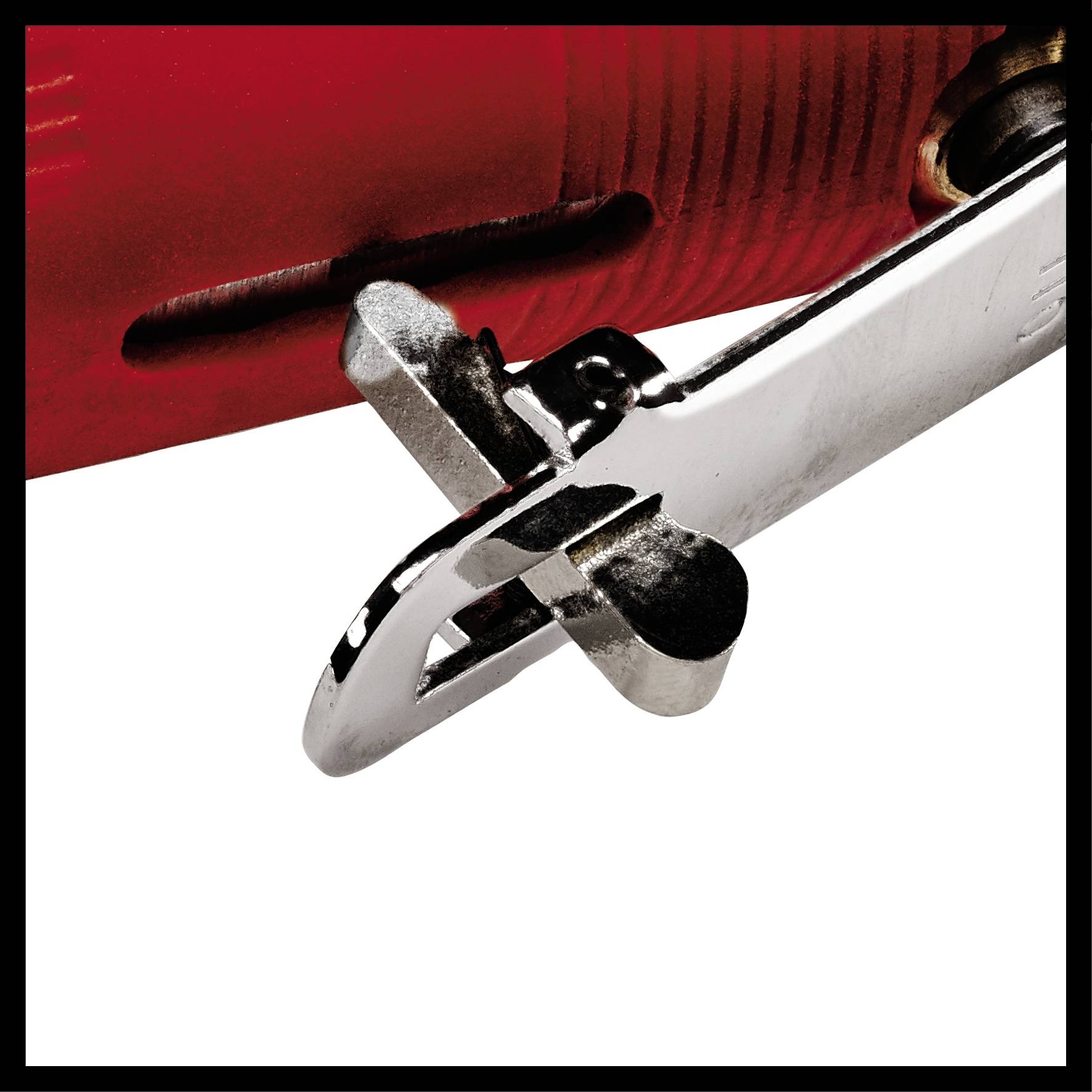 Nahaufnahme eines Dosenöffners, der an einer roten Dose angesetzt ist. Der silberne Mechanismus ist zentral im Bild positioniert.