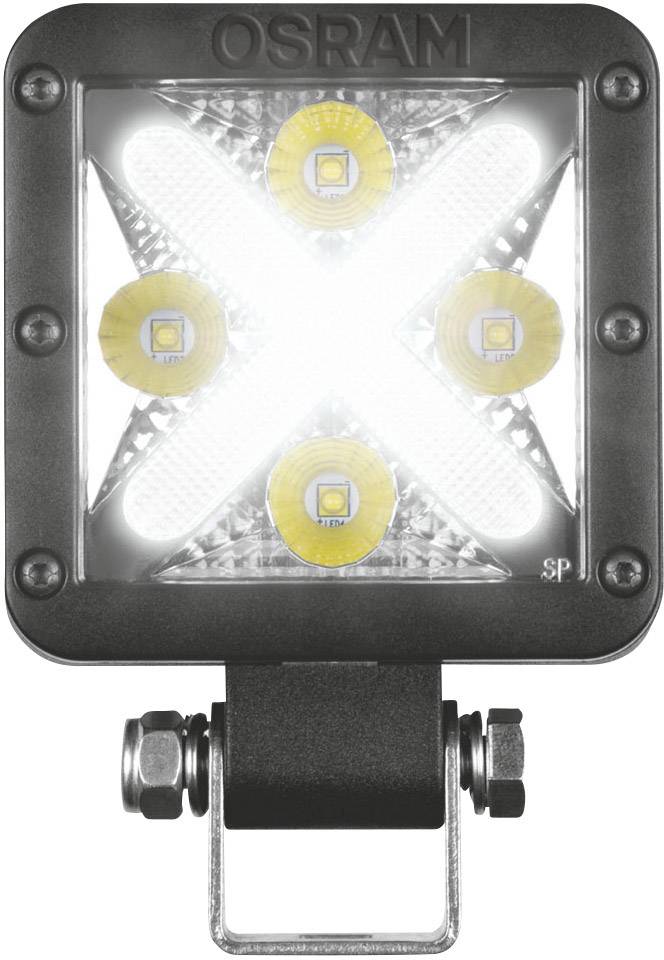 Ein quadratischer OSRAM LED-Arbeitsscheinwerfer leuchtet hell, mit vier gelben LEDs in X-Form angeordnet, auf einer Halterung montiert.