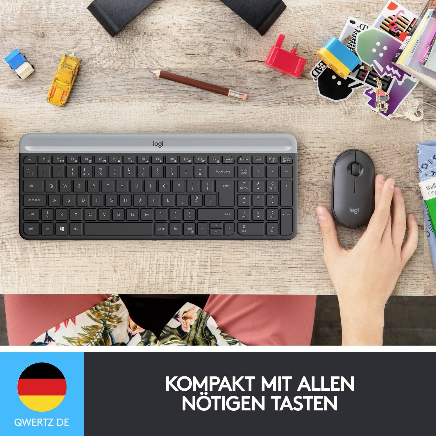 Tastatur und Maus auf einem Schreibtisch, umgeben von Büroartikeln. Text unten: 'Kompakt mit allen nötigen Tasten'.