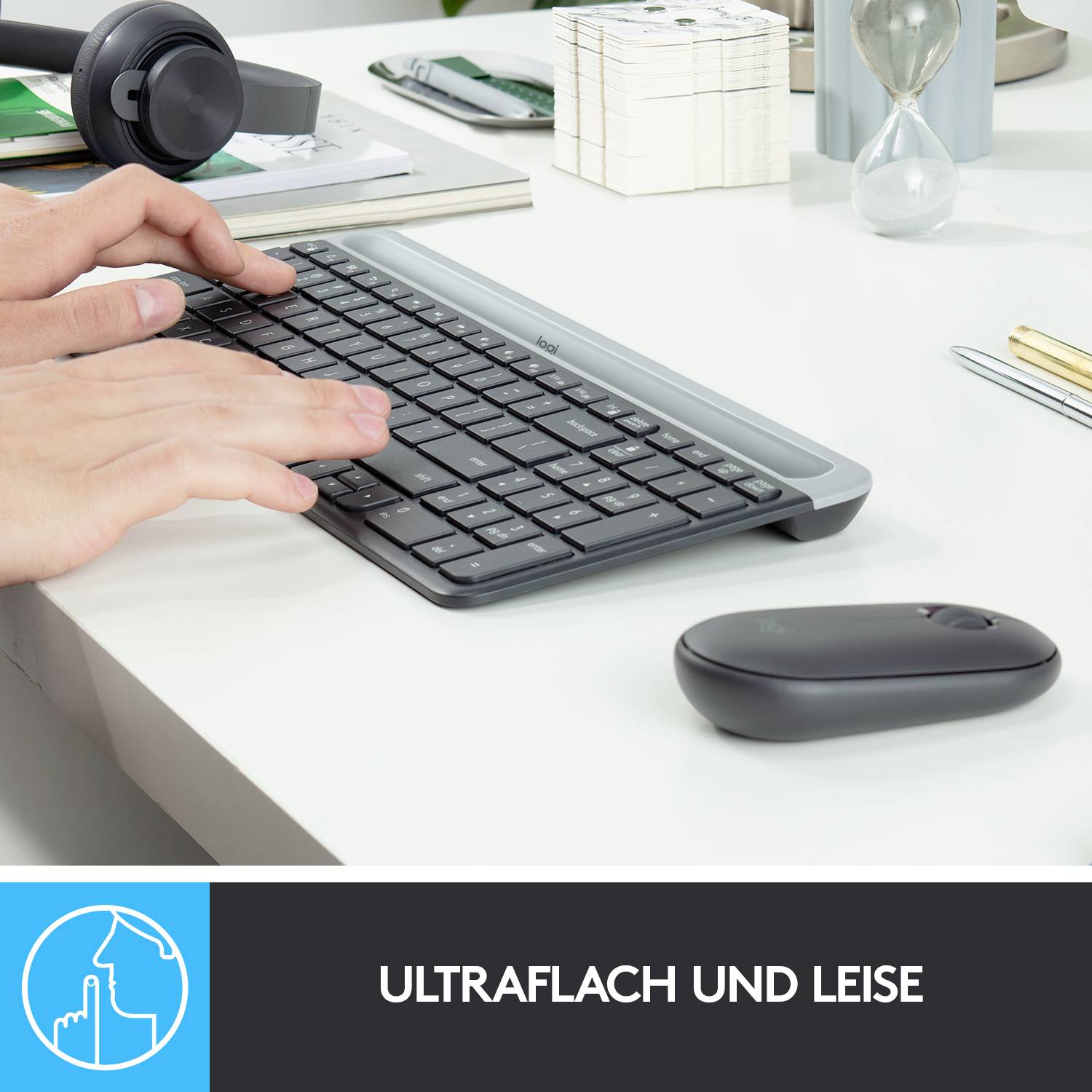 Eine Hand tippt auf einer schlanken, flachen Tastatur. Daneben liegt eine Computermaus. Unten rechts steht 'ULTRAFLACH UND LEISE'.