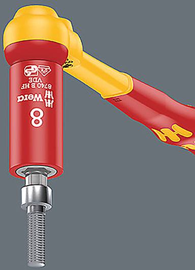 Ein isolierter Schraubenschlüssel mit einem rot-gelben Griff umfasst einen Bolzen. Die Zahl '8' und Sicherheitssymbole sind am Schraubenschlüssel sichtbar.