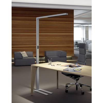 Moderner Büroraum mit Holzwand: Schreibtisch mit hochwertigen Stuhl und Stehleuchte, zwei graue Sessel im Hintergrund, Akten auf dem Tisch.