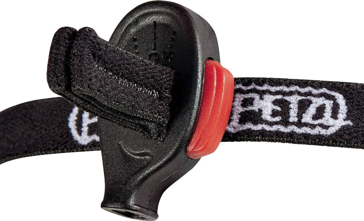 Ein schwarzes Stirnband mit einem roten Verschlussmechanismus und einem verstellbaren Riemen. Markenlogo ist teilweise sichtbar.