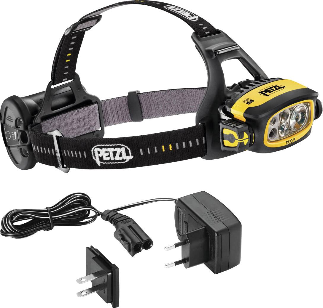 Ein Petzl Stirnlampenset mit gelb-schwarz gestreifter Lampe, verstellbarem Band, Ladegerät und Kabel; geeignet für Outdoor-Aktivitäten.