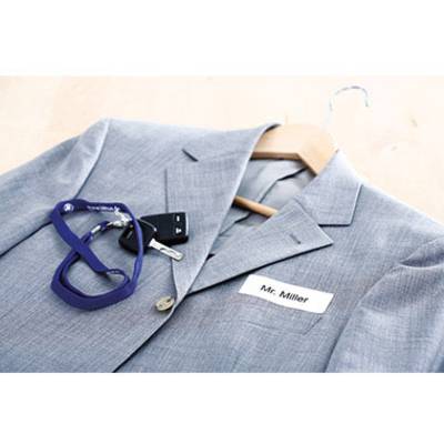 Grauer Anzug mit Namensschild 'Mr. Miller', Schlüsselbund und blauer Schlüsselband auf Holzkleiderbügel.