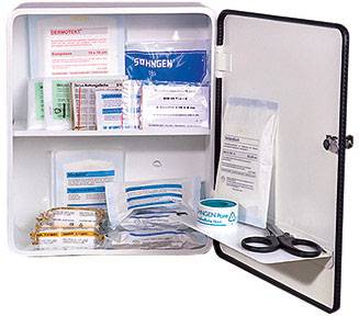 Erste-Hilfe-Kasten mit geöffnetem Deckel, zeigt Verbandsmaterialien, Pflaster, Schere und Kompressen auf zwei Ablagen.