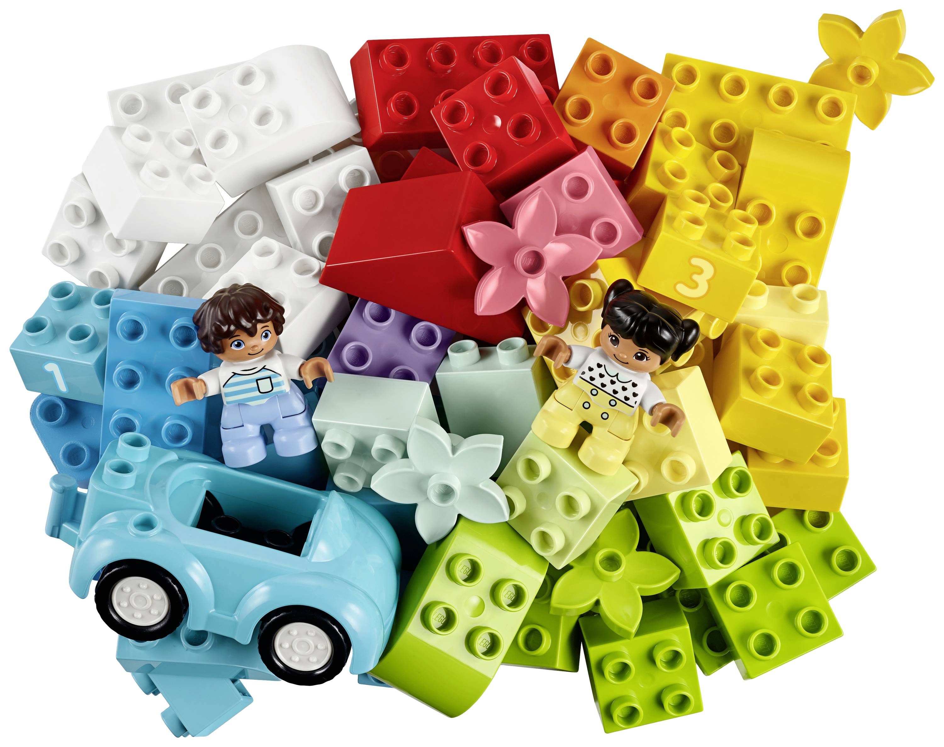 Bunte Legosteine mit zwei Spielfiguren, einem Jungen im blauen Overall und einem Mädchen im gelben Kleid, sowie ein kleines blaues Auto.