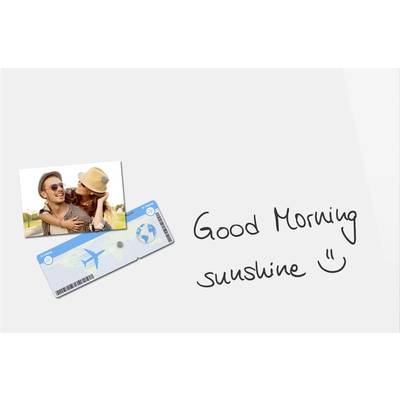 Foto eines glücklichen Paares, daneben eine Flugkarte und handgeschriebener Text: 'Good Morning sunshine :)'.