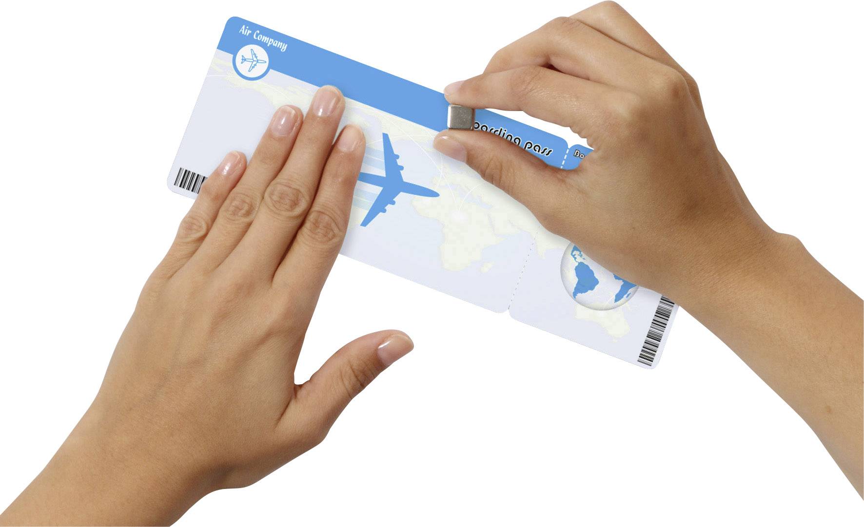 Zwei Hände halten ein Flugticket. Eine Hand streicht mit einem Aufkleber den oberen Rand des Tickets glatt. Der Aufkleber zeigt ein Flugzeugsymbol.