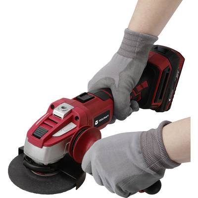 Eine Person hält mit beiden Händen einen roten Winkelschleifer. Die Person trägt graue Arbeitshandschuhe.