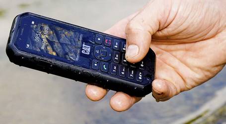 CAT Outdoor-Handy, robust und nass, in einer Hand gehalten.