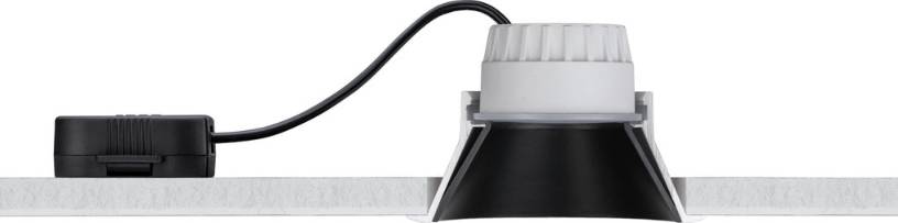 Downlight mit Kabel und schwarzem Reflektor, montiert an einer Decke.