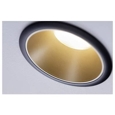Deckenstrahler in Nahaufnahme mit runder, goldener Innenseite und schwarzem Rand, strahlt warmes Licht in den Raum.