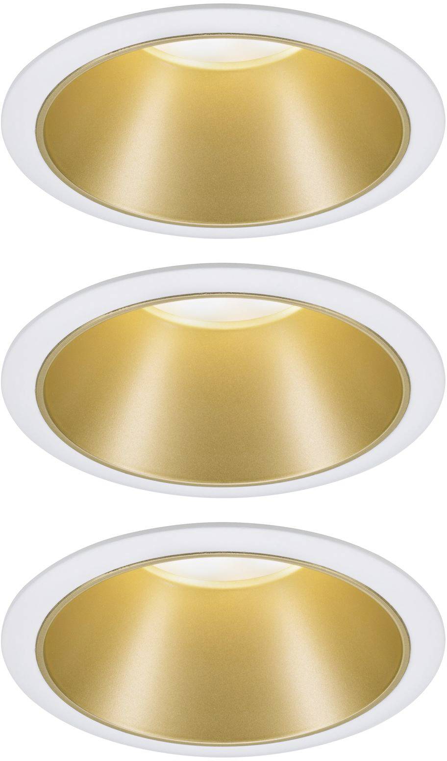 Goldene Deckenleuchten in dreifacher Anordnung, die ein warmes Licht nach unten abstrahlen.