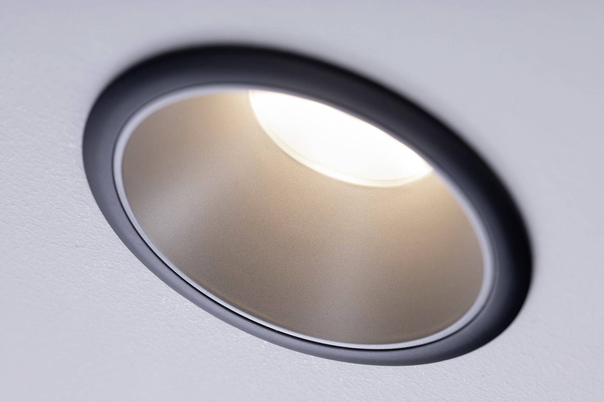 Eine Deckenstrahlerlampe leuchtet. Sie ist in der Decke eingelassen.