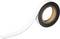 Eine Rolle weißes Magnetband mit schwarzer Unterseite.