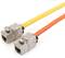 Zwei Ethernet-Kabel mit orangefarbenem und gelbem Schutzmantel, die in metallene Steckergehäuse enden.