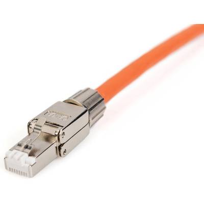 Ein orangefarbenes Netzwerkkabel mit einem silbernen, geschirmten Stecker auf weißem Hintergrund.