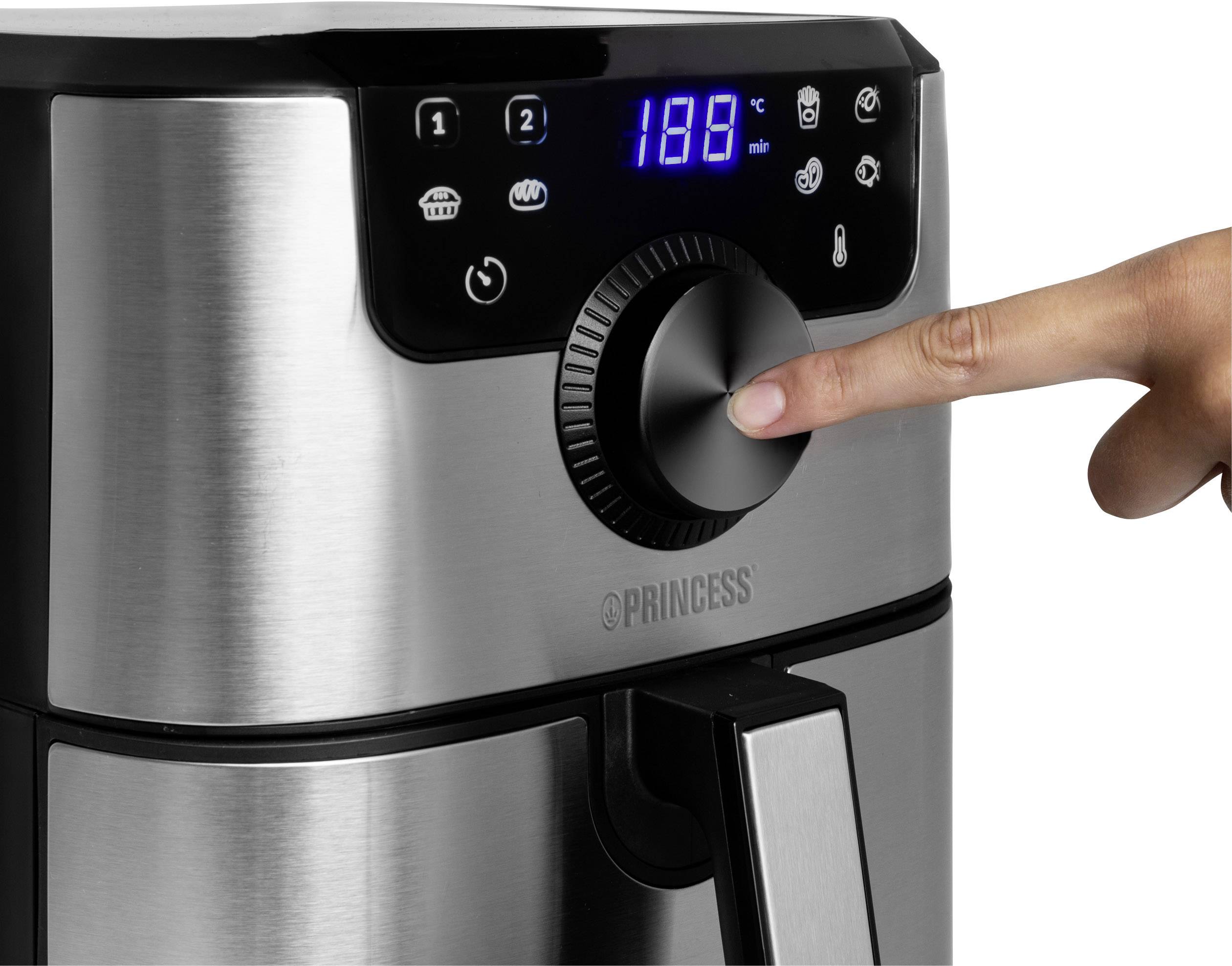 Eine Hand drückt auf das Einstellrad einer silbernen Heißluftfritteuse mit digitalem Display, das 180 Grad Celsius anzeigt.