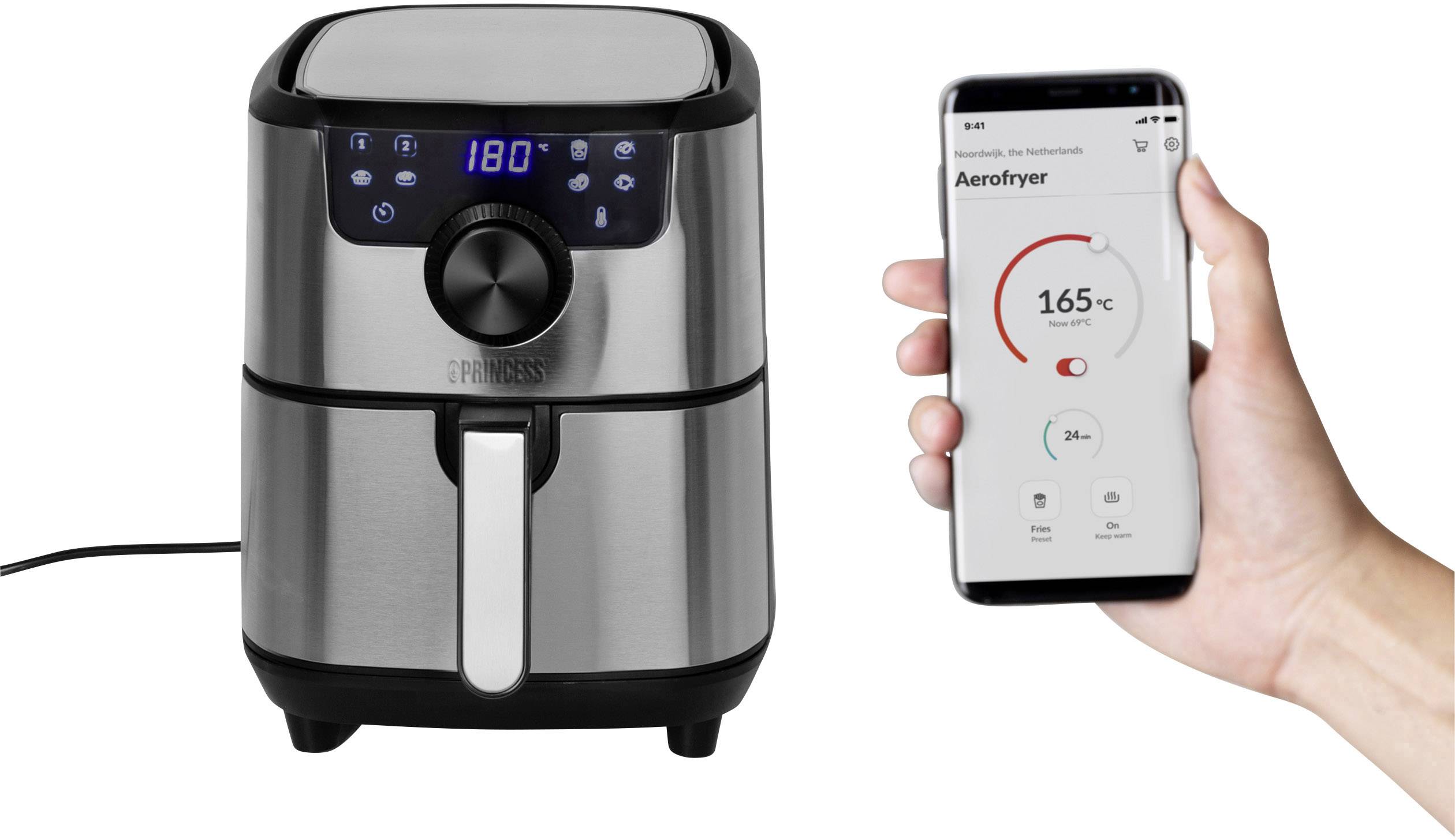 Eine Heißluftfritteuse mit digitalem Display zeigt 180 Grad an. In der Hand wird ein Smartphone mit einer App angezeigt, die 165 Grad steuert.