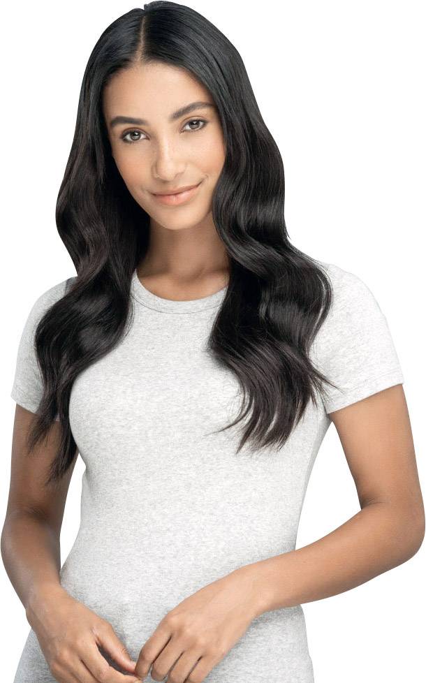 Eine Person in einem grauen T-Shirt mit langen, dunklen Haaren steht vor einem neutralen Hintergrund und lächelt leicht.