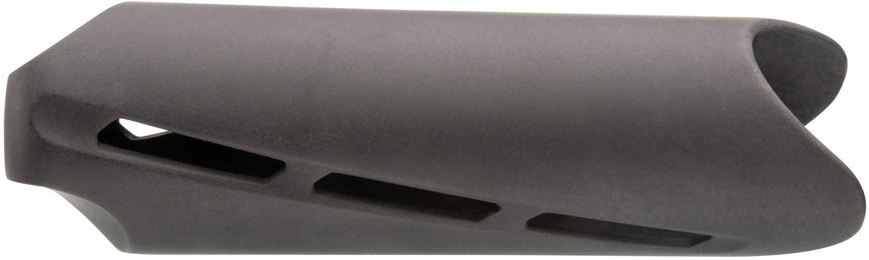 Schwarzes, röhrenförmiges Objekt mit schrägen Öffnungen an der Seite. Möglicherweise Teil eines technischen oder mechanischen Geräts.