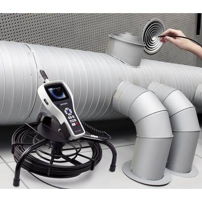 'Inspektion einer Lüftungsanlage mit einem Endoskopgerät zur Überprüfung von Rohrleitungen.' Eine Hand öffnet ein Lüftungsgitter.