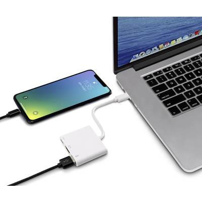Smartphone wird über Adapter mit einem Laptop verbunden, der auf einem Tisch steht. Der Bildschirm des Smartphones zeigt einen Ladezustand.