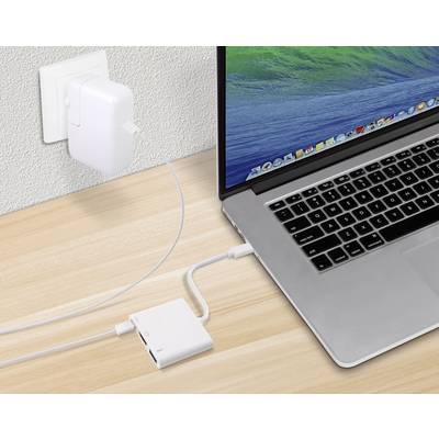 Ein Laptop wird über ein Ladegerät, das in einer Steckdose steckt, aufgeladen. Das Kabel verläuft über einen Adapter zum Laptop.