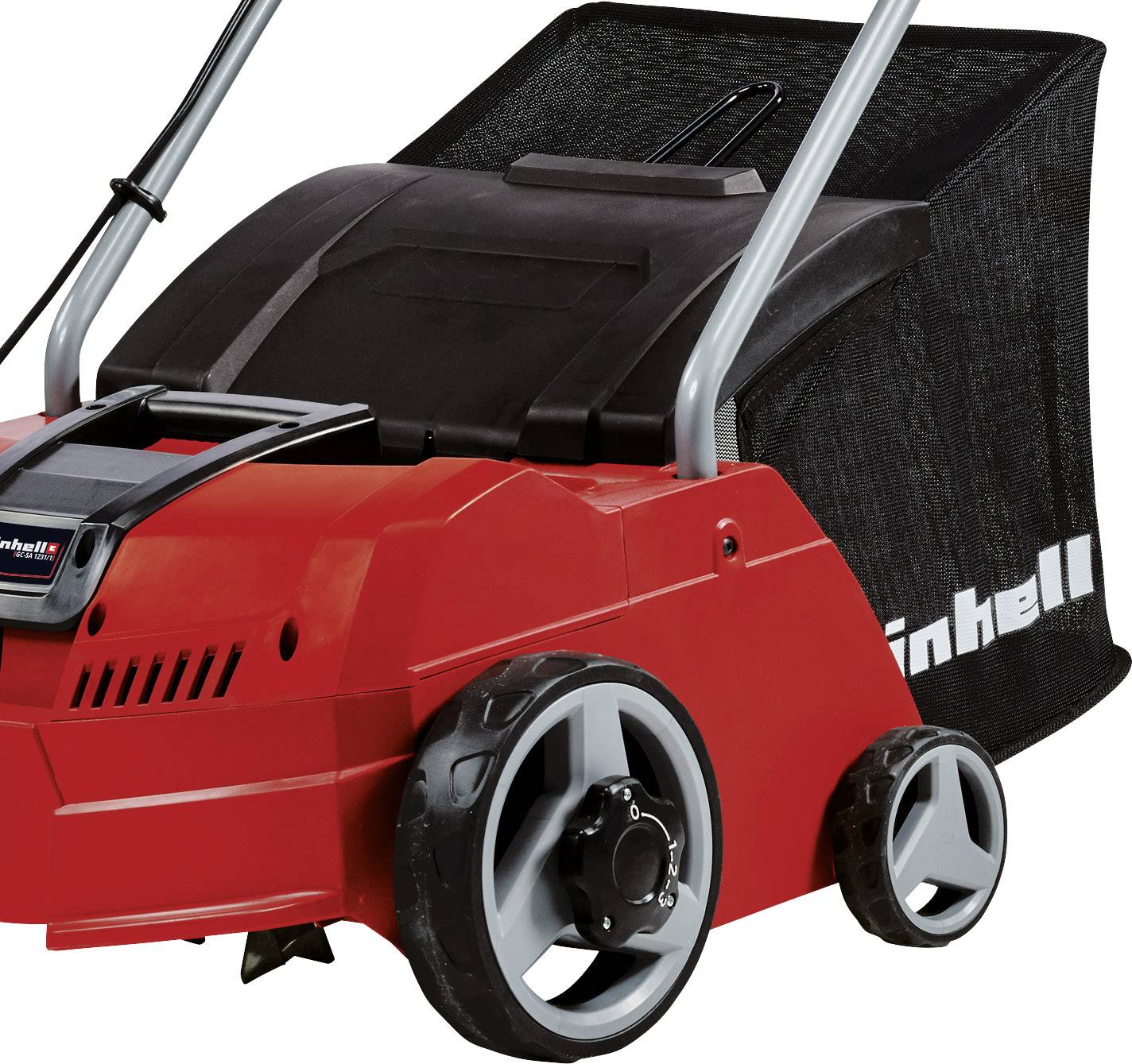 Ein roter Elektro-Vertikutierer mit schwarzen Rädern und einem schwarzen Auffangkorb, geeignet für die Rasenpflege.