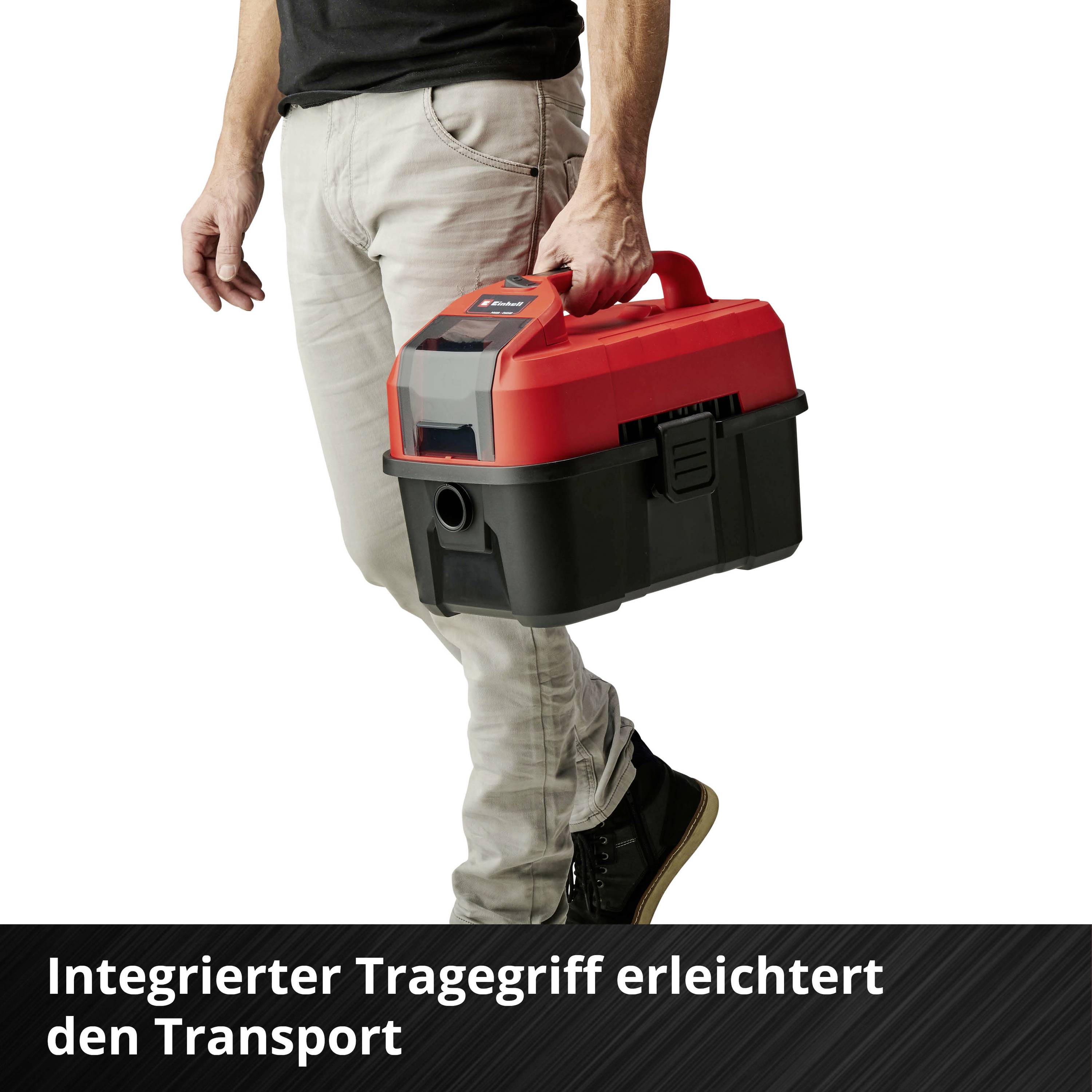 Person hält einen roten und schwarzen Werkzeugkoffer mit integriertem Tragegriff für einfachen Transport.