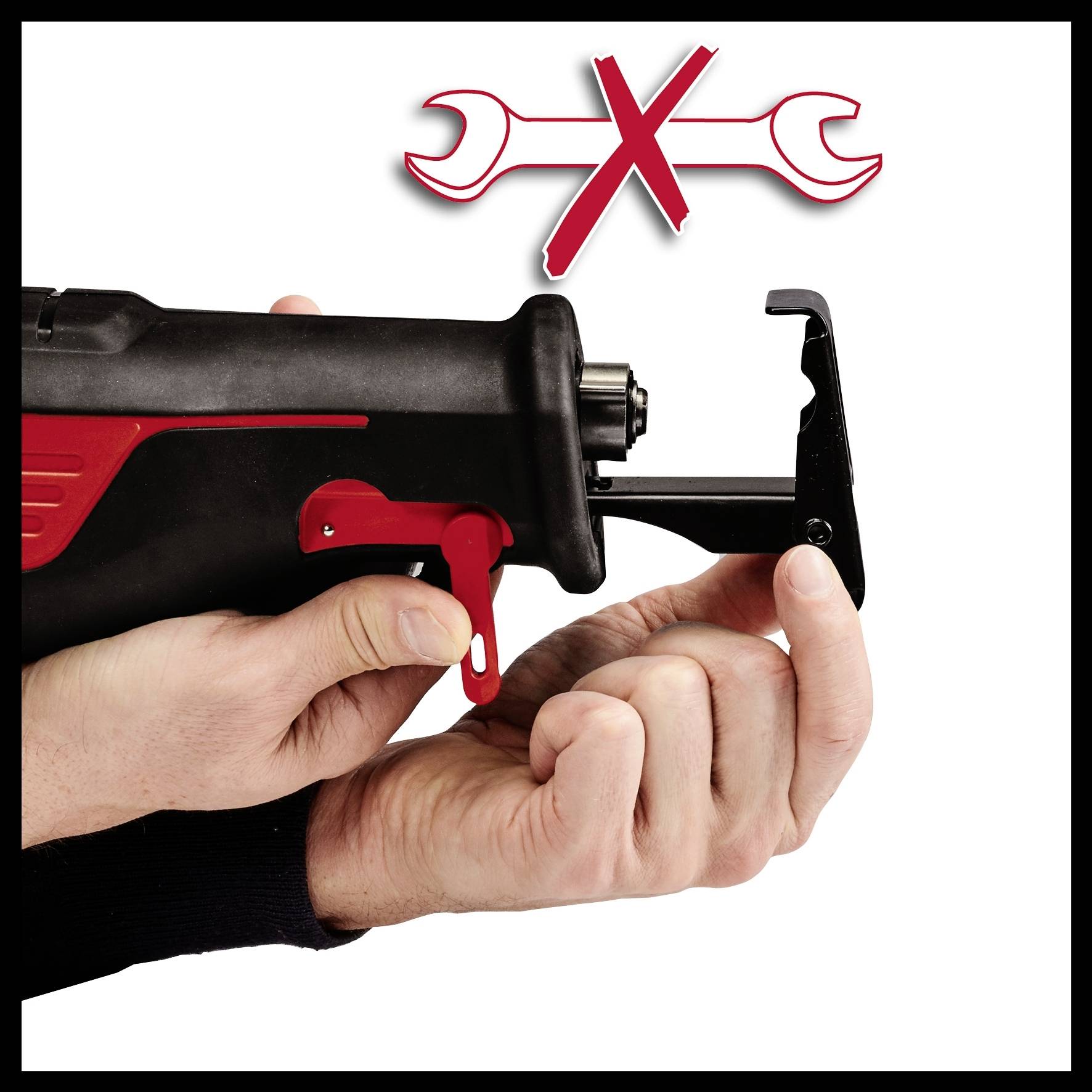 'Hände halten ein Werkzeug, das mit einem Loch und einem Knopf ausgestattet ist. Ein großes rotes 'X' über gekreuzten Schraubenschlüsseln zeigt an, dass das Werkzeug nicht zerlegt werden sollte.'