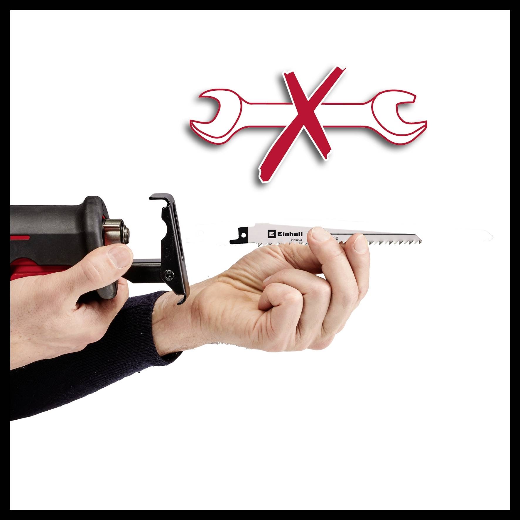 Eine Handwechsel-Klinge wird in eine elektrische Säge eingesetzt. Ein Symbol mit gekreuzten Schraubenschlüsseln deutet auf werkzeuglosen Klingenwechsel hin.