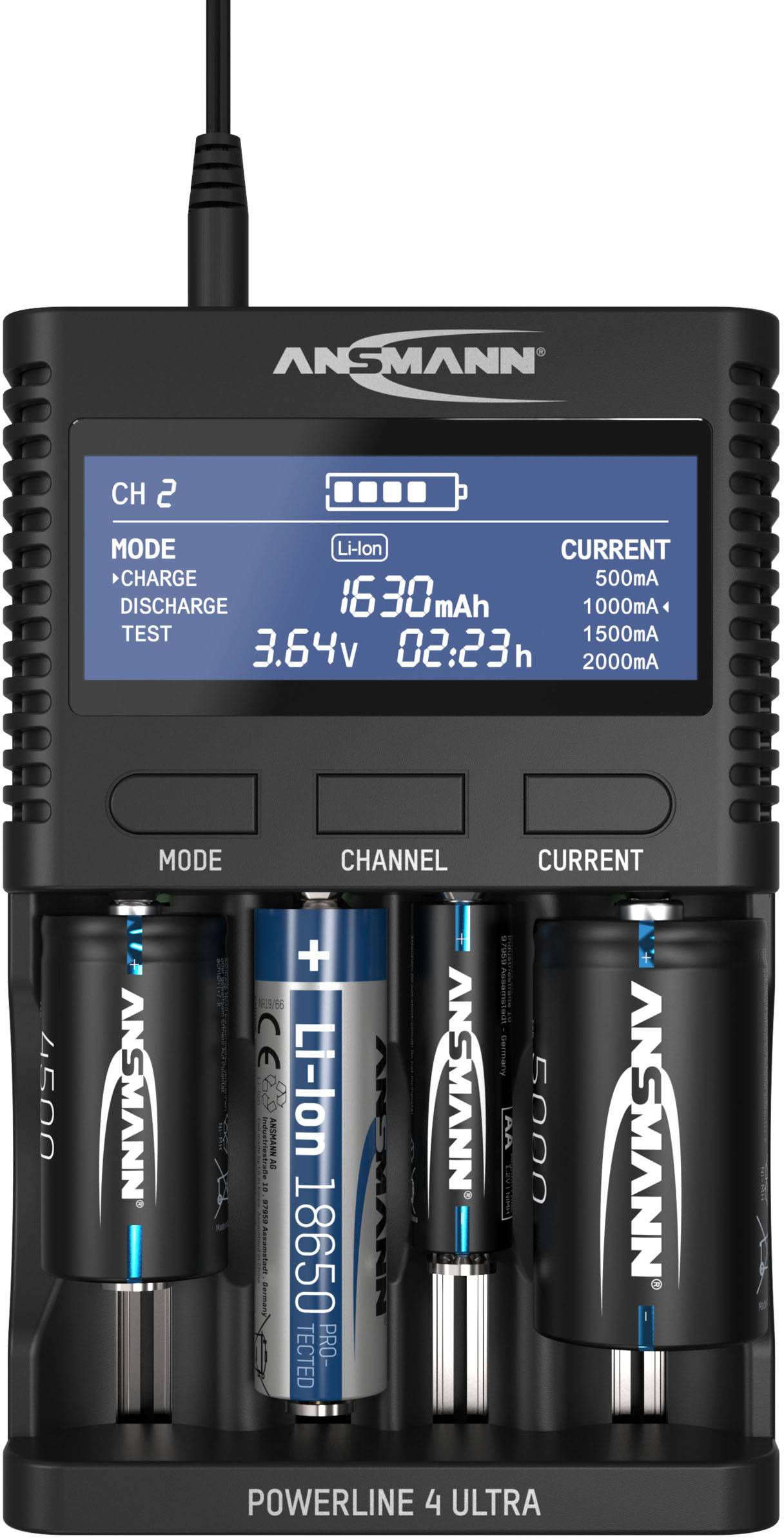 Vier-Slot-Batterieladegerät mit LCD-Display zeigt Ladeinformationen an. Eingesteckte Batterien mit unterschiedlichen Ladezuständen.