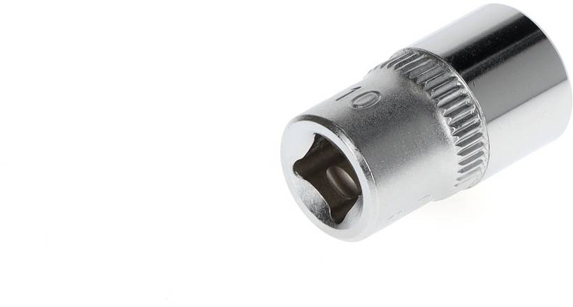 Stecknuss aus Metall mit einer eingeprägten Zahl '10', zeigt die Größe, verwendet für Schraubarbeiten.