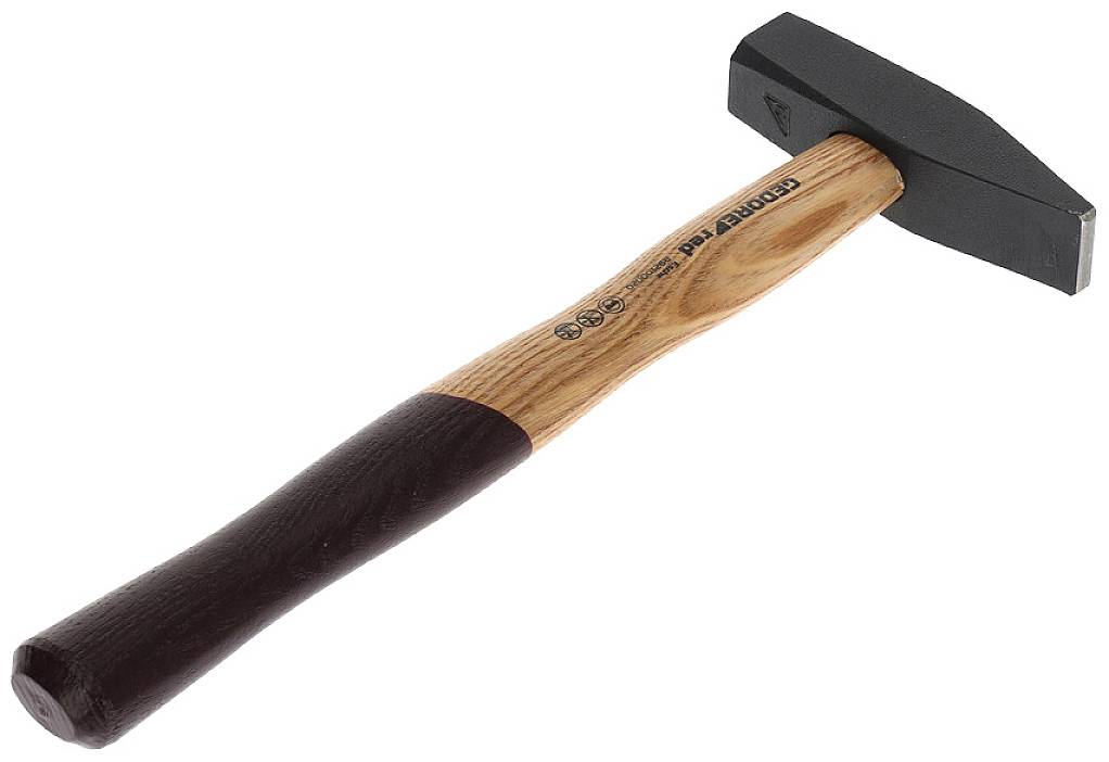 Ein Hammer mit einem Holzgriff und einem schwarzen Metallkopf. Das Werkzeug liegt auf einer weißen Oberfläche.