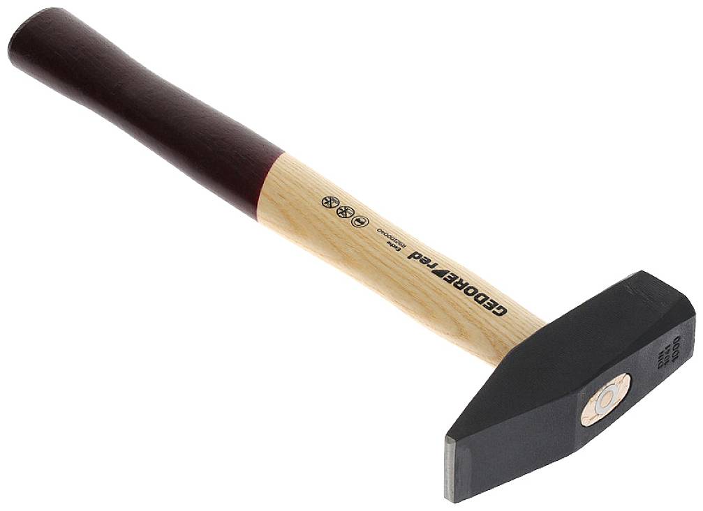 Holzgriffhammer mit Metallkopf, seitlich liegend. Markierung 'GEDORE' auf dem Stiel sichtbar. Geeignet für handwerkliche Arbeiten.