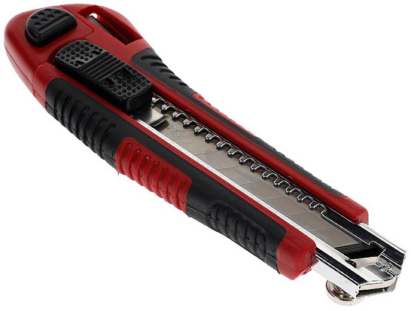 Ein rot-schwarzer Teppichmesser mit ausfahrbarer Klinge, geeignet für präzises Schneiden von Papier oder Karton.