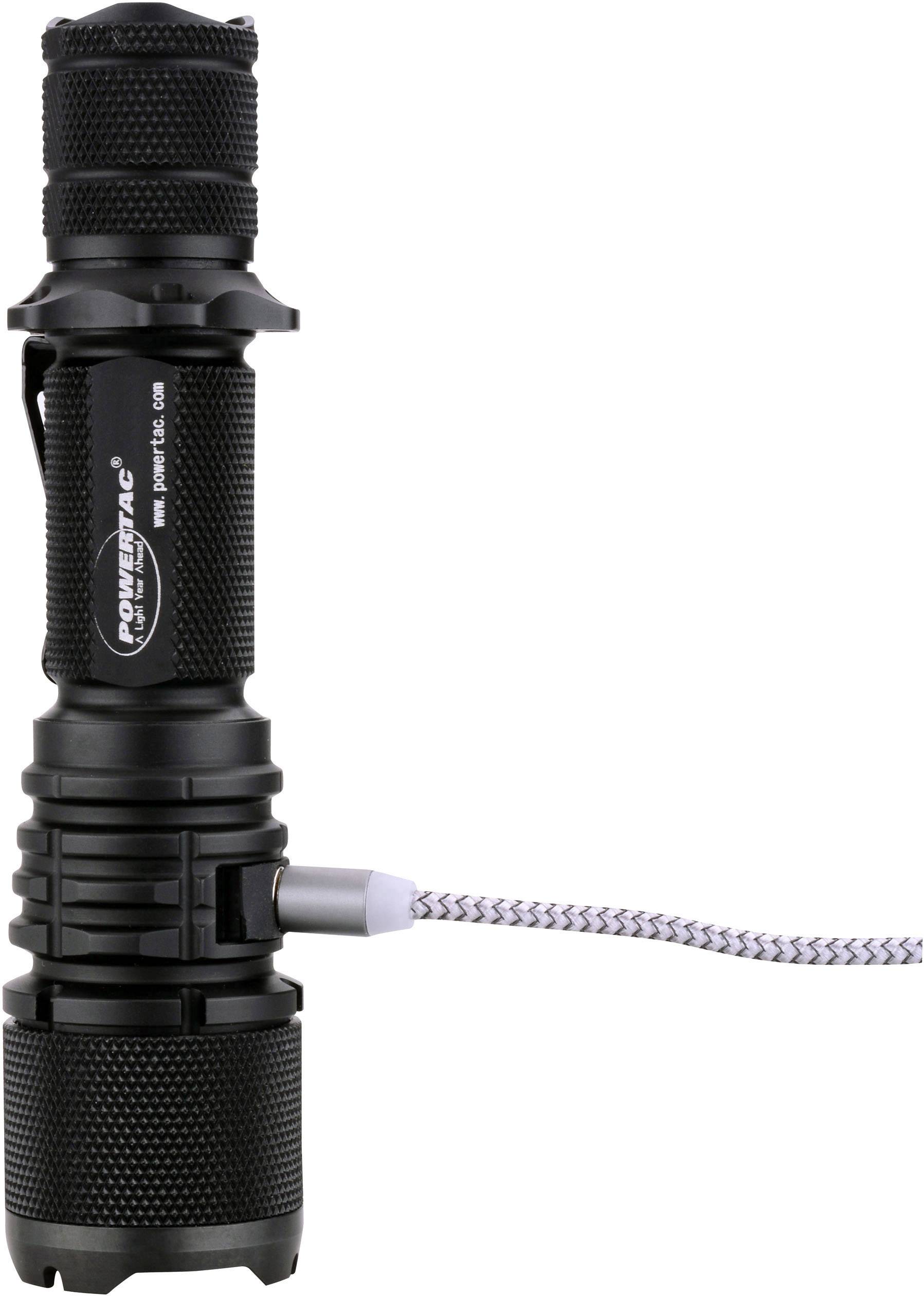 'Schwarze Taschenlampe mit strukturiertem Griff und silbernem Knopf, aufrecht stehend. Ein schwarz-weißes Kabel ist angeschlossen.'