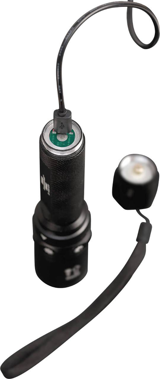 Schwarze Taschenlampe mit abgenommener Kappe, zeigt Ladeanschluss und USB-Kabel. Ein abgewinkeltes Ladegerät ist daneben sichtbar.