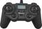 Ein schwarzer Fernsteuerungs-Controller mit zwei Joysticks, einem kleinen Display in der Mitte und mehreren Tasten.